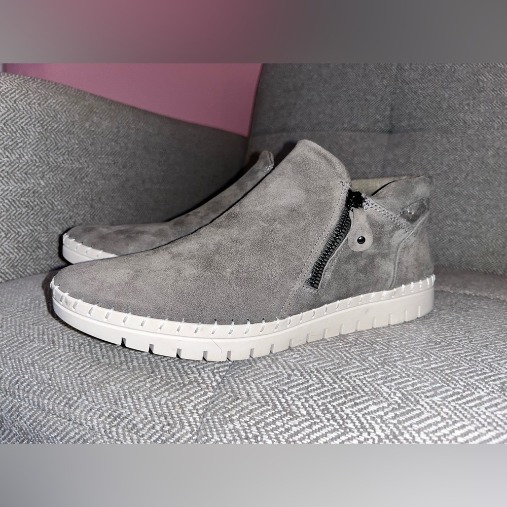 Bella Vita Women's Camberly Suede Zip Up Booties Size 9.5
